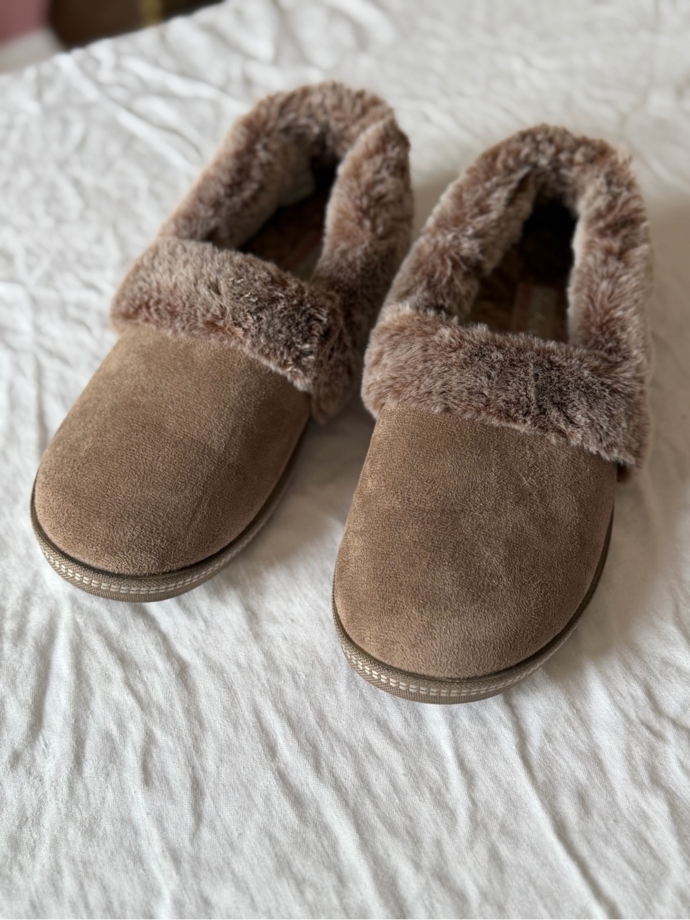 Women’s Sketchers Cozy Campfire Memory Foam Slipper Taupe Suede Finish Faux Fur